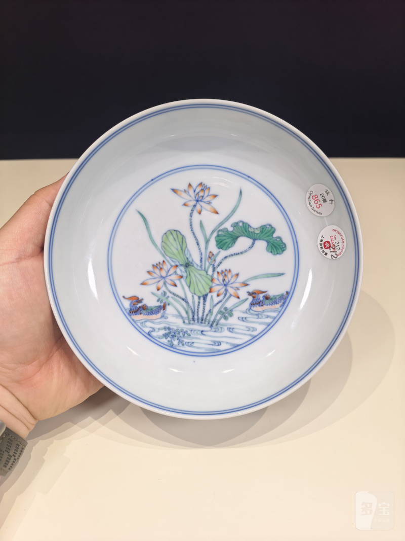 清雍正 斗彩鸳鸯荷塘图卧足盘一对 - 图3